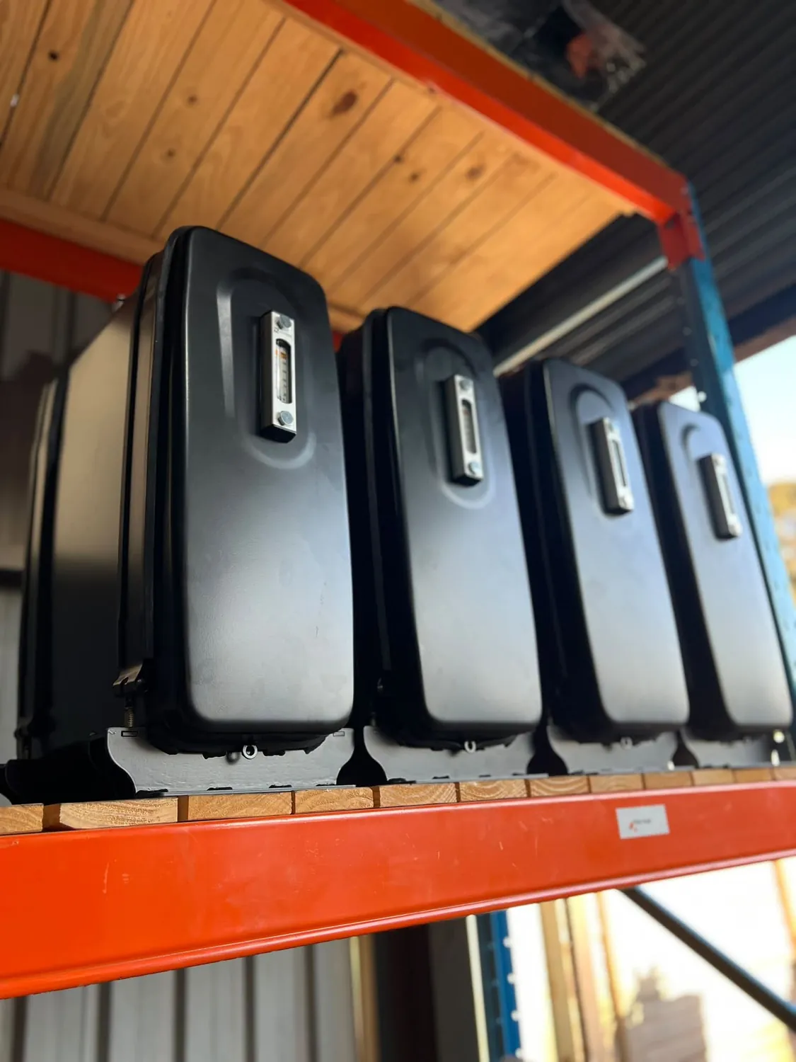 Hydraulic oil tanks